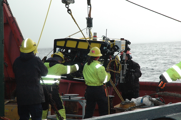 L’équipage de la Garde côtière canadienne à l’œuvre lors de la récupération du petit véhicule téléguidé.